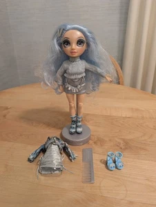Rainbow High Gabriella Icely Modepuppe extra Outfit und Schuhe blaue Haare Gürtel - Bild 1 von 7
