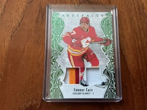 2025-26 Upper Deck Artifacts Emerald Material Connor Zary /65 #20 Calgary Flames - Bild 1 von 2