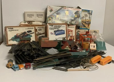 Lote de 125 Juego de Maquetas de Tren TYCO Surtidas, Piezas de Vía de Tren, Construcción Foto 1 de 4