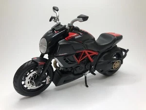 Ducati Diavel Carbon Maisto 1:12 Die-cast Model - Picture 1 of 6