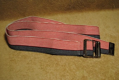 Cinturón de transferencia de marcha antiguo cuidado de la habilidad rojo blanco y azul rayas patrióticas hecho en EE. UU. Foto 1 de 3
