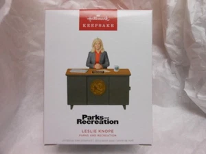 Hallmark Keepsake "Leslie Knope - Parks & Recreation" 2024 Sound Ornament NEW - Bild 1 von 1