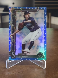 Luces metálicas azules Topps Holiday Logan Gilbert #H83 2025 Seattle Mariners - Imagen 1 de 2