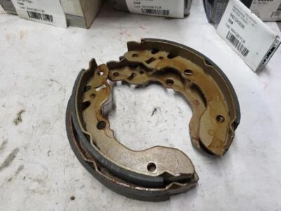 Juego de zapatas de freno traseras semi metálicas para 91-95 Suzuki Sidekick/Geo Tracker 1,6 L Foto 1 de 3