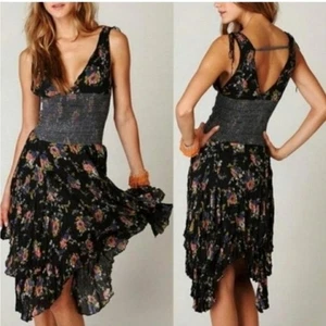 Neu mit Etikett Free People Gypsy gesmoktes romantisches Bohemian-Minikleid mit Blumenmuster Größe S - Bild 1 von 10
