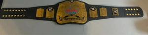 Cinturón de Campeonato Mundial en Parejas Réplica Tienda WWE Firmado por los Forajidos de la Nueva Era - Imagen 1 de 11