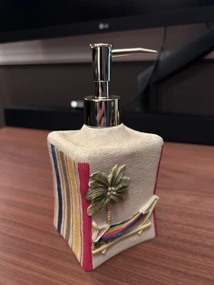 Dispensador de jabón/loción de playa de resina costera Croscill palmera, rayas náuticas Foto 1 de 4