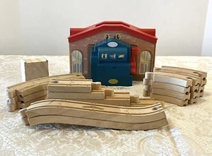Chuggington Learnlng Curve 2011 Wooden Train Railway Slot Machine & Tracks Works - Picture 1 of 12