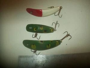 3 Vintage Kunststoff Plattfisch "Typ" Angelköder 2" Frosch und 3" Frosch & rot weiß - Bild 1 von 5