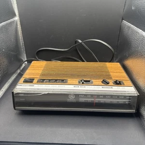 Sveglia GE vintage. Grana del legno. Radio AM/FM modello 7-4624 testata e funzionante - Foto 1 di 5