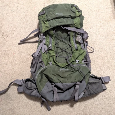 Рюкзак туристический REI Passage 65 65 л темно-зеленый серый регулируемая рама вентилируемый - Изображение 1 из 4
