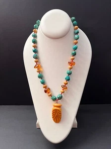 RARO Collar de Cuentas Turquesa Ámbar Vintage con Colgante de Baquelita Tallada - Imagen 1 de 22