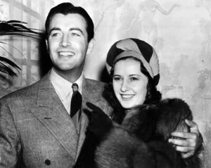 ROBERT TAYLOR & BARBARA STANWYCK 8x10 still after marriage license -- q099 - Picture 1 of 1