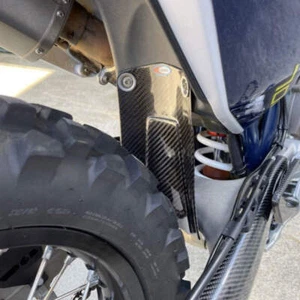 PRO-CARBON® Guardabarros Husqvarna 701 KTM 690 GasGas 700 - Imagen 1 de 2