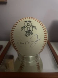 Cal Ripken Jr. handsignierter Ripken 2131 Logo Baseball (gepolsterte/montierte Erinnerungen) - Bild 1 von 3