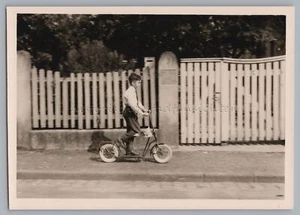 Junge im Anzug auf Tretroller - Altes Foto 1950er - Picture 1 of 2