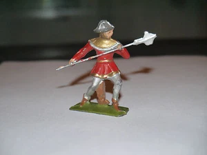 FIGURINE PLOMB DC MOYEN AGE SOLDAT ROUGE AVEC LANCE ETAT NEUF - Picture 1 of 2