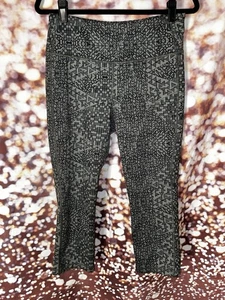 Sanft gebrauchte Lucy grün & schwarz gemusterte lustige Design kurze Leggings Größe L - Bild 1 von 5