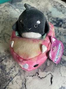 Squishmallows - Squishville 2 Zoll Kai Orca und Fahrzeug Mini Plüschtier Wal - Bild 1 von 1