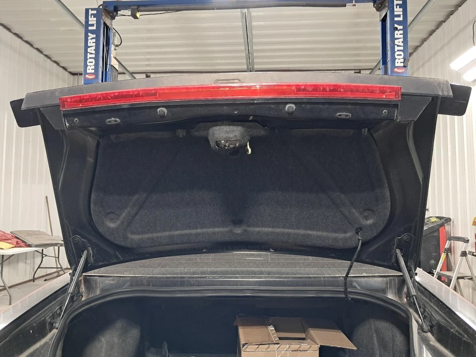 Tapa de cubierta usada se adapta a: Dodge Challenger R/T 2014 con alerón grado A Foto 1 de 4