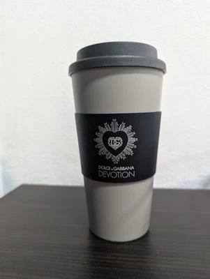 Dolce & Gabbana Devotion Botella de agua aislada Taza de café Taza Foto 1 de 4