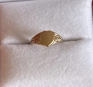 Vintage 9ct Gold Baby or Childs Heart Signet Ring Tiny Size B Christening Gift  - Picture 1 of 10