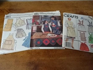 Lotto 3 modelli vintage APRON-McCalls#2132,Simplicity#7052&8213-bib,half,etc stili - Foto 1 di 6