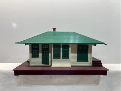 Lionel Passenger Station, Postwar, no. 132 Broken Roof - Image 1 of 4