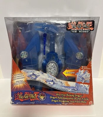 2004 Mattel Yu-Gi-Oh! Boneco/caixa danificada Electronic Blue Eyes Shining Dragon 12" - Imagem 1 de 4