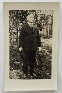 Herb Fletcher 1926 RPPC Uomo in tuta con cappello cartolina d'epoca vera foto AZO - Foto 1 di 2