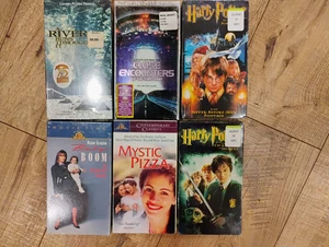6 VHS Film Lot NEU versiegelt Mystic Pizza, Enge Begegnungen, Harry Potter - Bild 1 von 1
