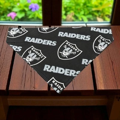 Bandana para perro Las Vegas Raiders SOBRE EL CUELLO pañuelos bufanda deslizable en pañuelo Foto 1 de 4