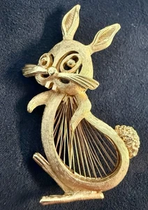 Vintage Monet Bunny Rabbit Hare Harp Wired Gold Toned Brooch Signed (J-2) - Picture 1 of 5