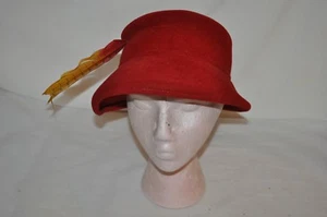 VELOUR VINTAGE RED Wool w Feather Size 22 M Church Chic Open Brim HAT USA - Picture 1 of 9