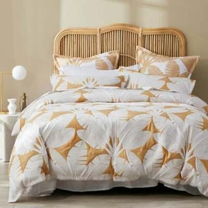 LOGAN & MASON LAGOS HONEY OVERSCALED BANANA LEAVES QUILT COVER SET QUEEN NEW - Picture 1 of 1