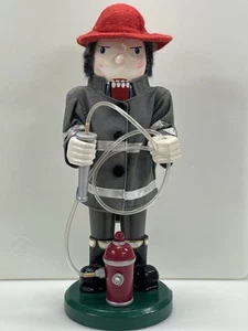 Feuerwehrmann Nussknacker aus Holz mit Schlauch & Hydranten 12 Zoll hoch - Bild 1 von 16