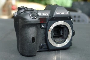 Olympus E1 avec batterie et chargeur - Photo 1 sur 10