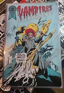 Poster 11x17 autografato firmato VAMPIRI OVUNQUE! I ragazzi perduti film fumetto - Foto 1 di 1