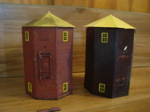 Two Enclosed Water Towers - Bild 1 von 16