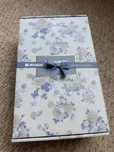Stanley x Loveshackfancy 20 Unzen Fancy Blue Everblooming Rosetten Löscher. - Bild 1 von 12