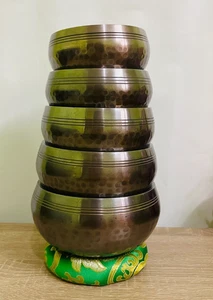 Juego de chakras batidos a mano negros cuencos para cantar - Juego de 5 cuencos para cantar tibetanos - Yoga - Imagen 1 de 3