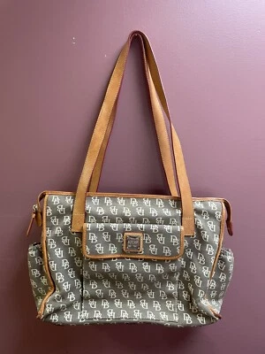 Bolso de Pañales Dooney & Bourke Bolso de Mano Patrón de Firma Grande Foto 1 de 4