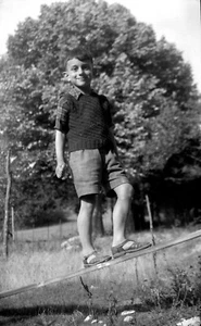 Enfant sur planche de bois sandales - négatif photo ancien an. 1950 - Picture 1 of 1