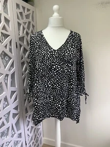 Evans Top Size 16 Tunic Hanky Hem v Neck Black & White NEW With Tag - Picture 1 of 10