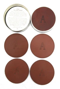 Posavasos redondos de cuero con monograma A de 4" con imagen gráfica de hojalata - Imagen 1 de 9