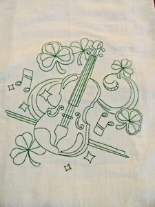 ST PATRICKS DAY GEIGE DESIGN MEHLSACK IRISCHES KÜCHENTUCH STICKEREI - Bild 1 von 2