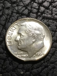 1964-D ROOSEVELT DIME  - SMALL CLIPPED PLANCHET   - INV#5495 - Picture 1 of 2