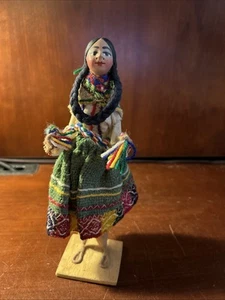 Muñeca Arte Popular Vintage Mujer Nativa Detallada Hecha a Mano Base de Madera - Imagen 1 de 9