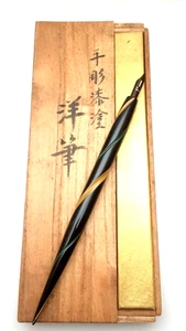 Portapenne lacca Urushi intagliato a mano design a spirale calligrafia penna G Giappone - Foto 1 di 6