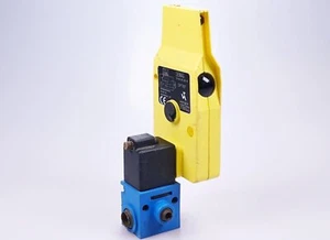 WENGLOR DEMAG OPT87 Reflex Switch For Roller Accumulation Conveyor With Valve - Picture 1 of 4